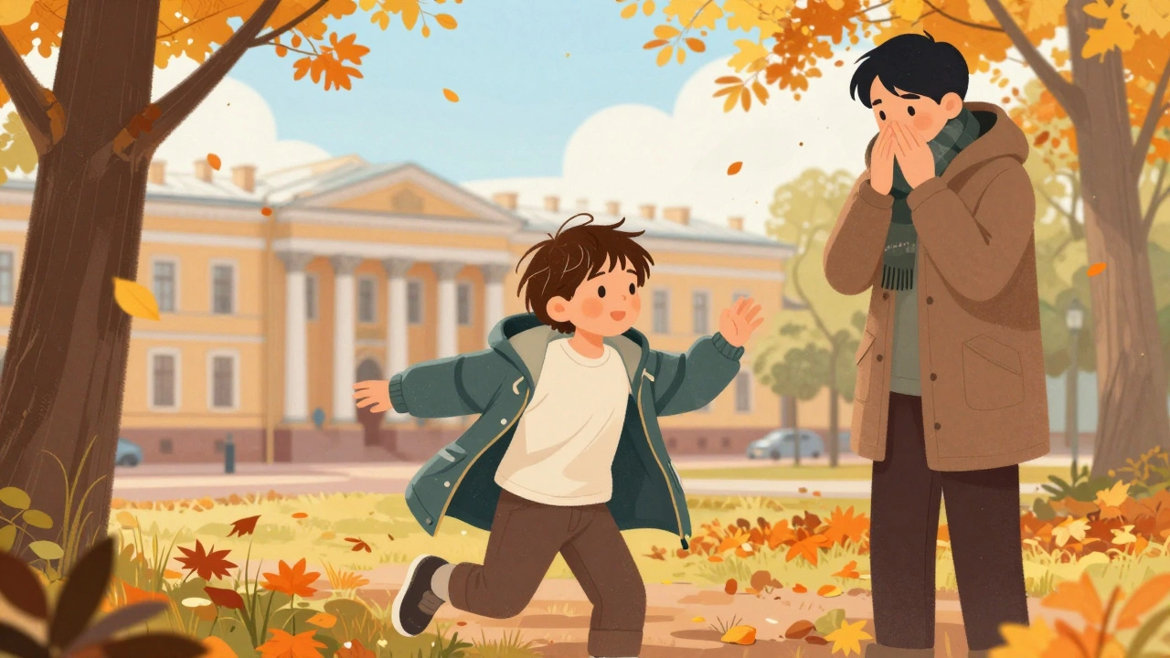 Ребёнок играет на улице в лёгкой ветровке без шапки, вокруг летят жёлтые листья, солнечно.