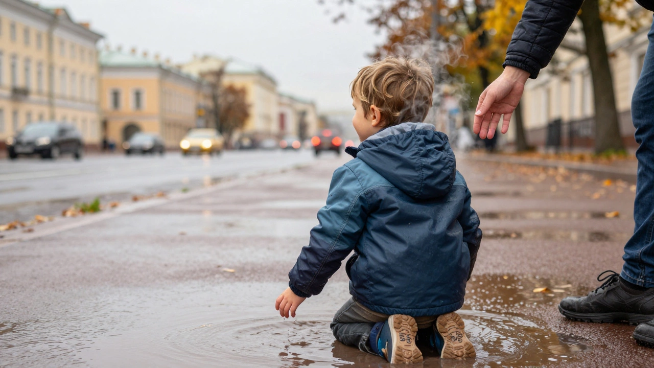 Ребёнок играет в лужах в правильной осенней одежде, спинка сухая и тёплая.