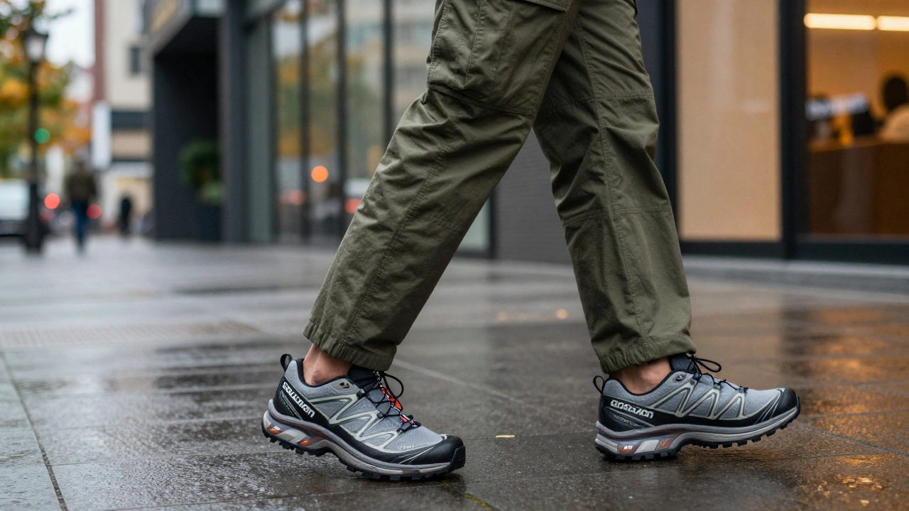 Мужчина в кроссовках Salomon и брюках-карго в городском стиле горпкор на осенней улице